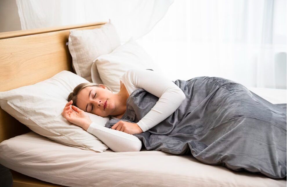 ベッドで寝ている女性